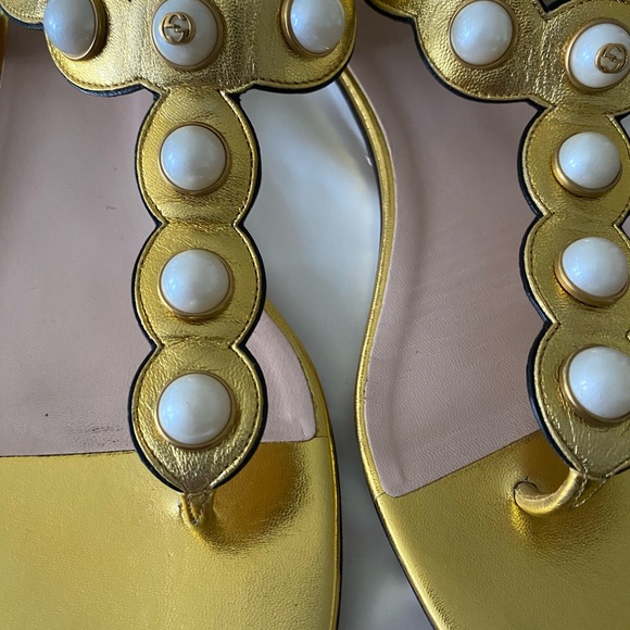 GUCCI Gucci Gold Scalloped Leather Faux Pearl Embellished Thong Flat Sandals - Picture 8 of 8